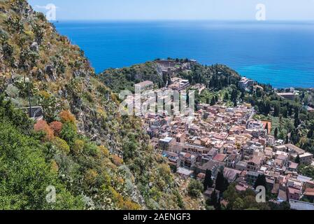 Ansicht von der Via Crucis Treppen mit antiken griechischen Theater von Taormina Gemeinde in Metropolitan City von Messina, an der Ostküste der Insel Sizilien, Italien Stockfoto