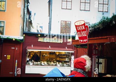 Person im Winter Kleidung buyimg heißer Glühwein, Weihnachtsmarkt, Stortorget, Gamla Stan (Altstadt von Stockholm), Stockholm, Schweden, Skandinavien Stockfoto