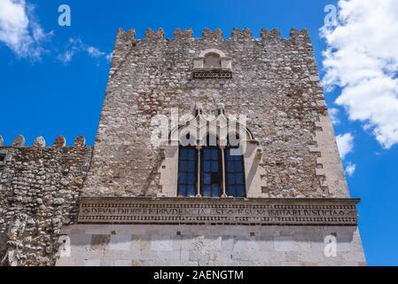 Turm des Palazzo Corvaia Gebäude in Taormina Gemeinde in Metropolitan City von Messina, an der Ostküste der Insel Sizilien, Italien Stockfoto