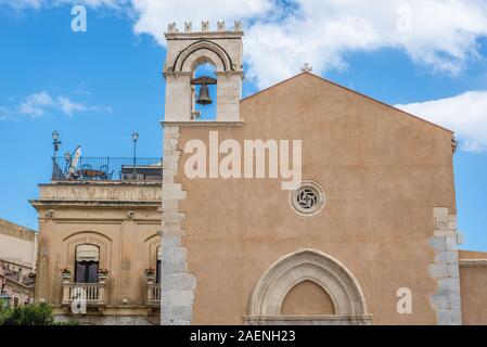 Öffentliche Bibliothek gebäude - ehemalige Kirche des Hl. Augustinus an der Piazza 9 Aprile in Taormina City, Metropolitan City von Messina auf der Insel Sizilien, Italien Stockfoto