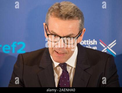 Bothwell, UK. 10 Dez, 2019. Im Bild: Adam Thomkins MSP der Schottischen Konservativen und Unionist Party. Annie Wells MSP, Adam Tomkins MSP und Meghan Gallagher, der Schottischen Konservativen Kandidaten für Motherwell halten eine wahl-Rallye. Die drei ehemaligen Labour Anhänger werden andere Unterstützer fordern Schottischen Konservativen am 12. Dezember stimmen. Credit: Colin Fisher/Alamy leben Nachrichten Stockfoto