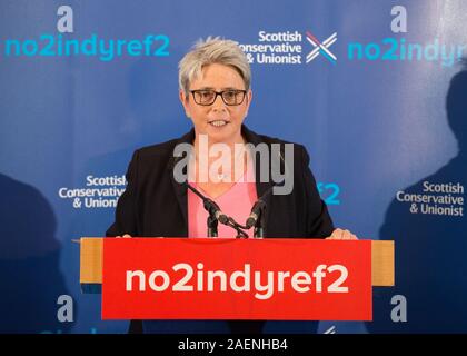 Bothwell, UK. 10 Dez, 2019. Im Bild: Annie Wells MSP für den Schottischen Konservativen und Unionist Party. Annie Wells MSP, Adam Tomkins MSP und Meghan Gallagher, der Schottischen Konservativen Kandidaten für Motherwell halten eine wahl-Rallye. Die drei ehemaligen Labour Anhänger werden andere Unterstützer fordern Schottischen Konservativen am 12. Dezember stimmen. Credit: Colin Fisher/Alamy leben Nachrichten Stockfoto