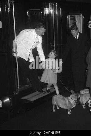 Prinz Andrew mit einem Königlichen corgis Er auf der Plattform nach an der Liverpool Street Station, London anreisen, geholfen wird, mit seiner Mutter, der Königin Elisabeth II., von King's Lynn und die jährlichen Aufenthalt in Sandringham. Stockfoto