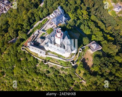 Der marksburg Antenne Panoramablick. Der marksburg ist eine Burg oberhalb der Stadt Braubach in Rheinland-Pfalz, Deutschland Stockfoto