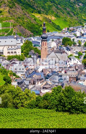 Von Cochem und die Weinberge Antenne Panoramablick in Mosel, Deutschland Stockfoto