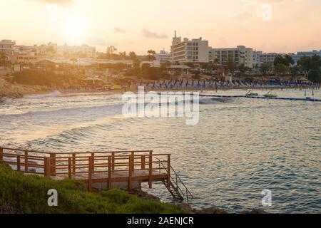 Fig Tree Beach in Protaras bei Sonnenuntergang. Einer der beliebtesten Strände in Europa. Stockfoto