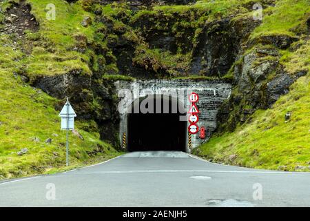 Schmale, unbeleuchtete Tunnel in den Färöer Inseln