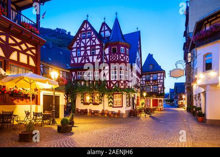 Bacharach Altstadt bei Nacht. Bacharach ist eine kleine Stadt im Rheintal in Rheinland-Pfalz, Deutschland Stockfoto