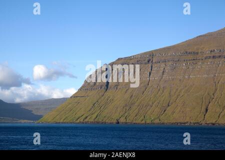 Blick auf Kunoy Insel von der Fähre nach Kalsoy, Färöer Inseln Stockfoto