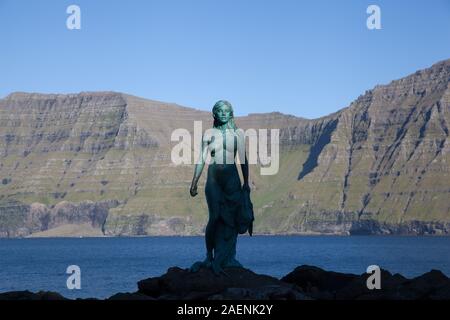 Mikladalur, Kalsoy, Färöer Inseln - 20. September 2019: Die Dichtung Frau Denkmal bei Sonnenuntergang Stockfoto