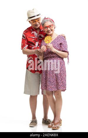 Gerne älteres Paar hält Lollipop Stockfoto