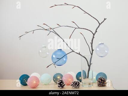 Modern und stilvoll minimalistisch Weihnachten home Dekorationen. Blaue Kugeln, Idee für Interior Design, trendy Classic blau Farbe Stockfoto