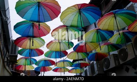 Bunten Regenschirm in Penang, Malaysia. Georgetown Penang ist eine weltbekannte Stadt für street art Installationen und einem UNESCO-Weltkulturerbe. Stockfoto