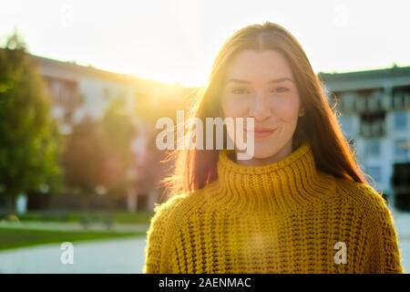 Porträt der Glückliche junge rothaarige Frau lächelnd Stockfoto