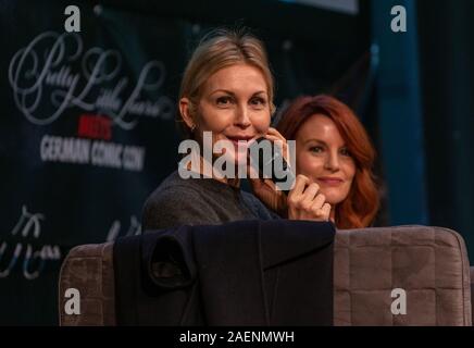 DORTMUND, Deutschland - 8. Dezember 2019: Kelly Rutherford und Laura Leighton an deutschen Comic Con Dortmund, einem zweitägigen Fan Convention Stockfoto