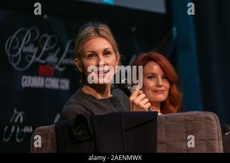 DORTMUND, Deutschland - 8. Dezember 2019: Kelly Rutherford und Laura Leighton an deutschen Comic Con Dortmund, einem zweitägigen Fan Convention Stockfoto