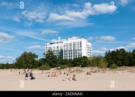Sestroretsk, St.-Petersburg, Russland - 18 August, 2019: die Menschen am Sandstrand des Golfs von Finnland in der Nähe des Gebäudes des Sestroretsk Kurort Stockfoto