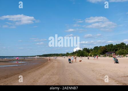 Sestroretsk, St.-Petersburg, Russland - 18. August 2019: Leute, entspannen Sie am Sandstrand des Golfs von Finnland in der Nähe der Sestroretsk Kurort Sanatorium Stockfoto