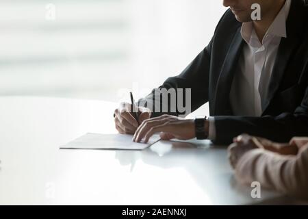 Close up zuversichtlich Geschäftsmann unterzeichnen Vertrag, Partnerschaftsabkommen Stockfoto