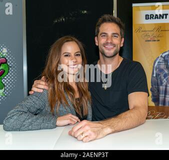 DORTMUND, Deutschland - 8. Dezember 2019: Kimberly Daugherty und Brent Daugherty an deutschen Comic Con Dortmund, einem zweitägigen Fan Convention Stockfoto