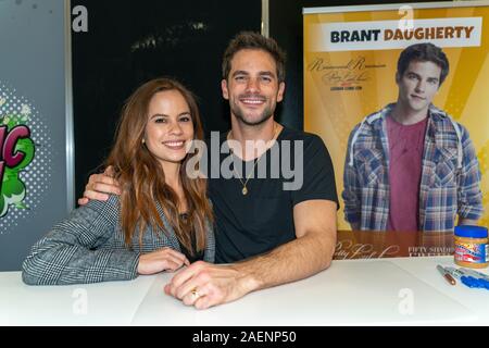 DORTMUND, Deutschland - 8. Dezember 2019: Kimberly Daugherty und Brent Daugherty an deutschen Comic Con Dortmund, einem zweitägigen Fan Convention Stockfoto