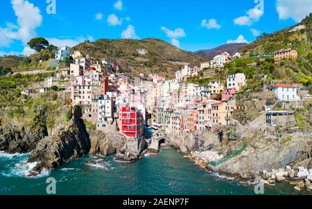 Riomaggiore Antenne Panoramablick. Riomaggiore ist eine kleine Stadt in der Nationalpark der Cinque Terre, La Spezia Provinz in der Region Ligurien, Norditalien Stockfoto