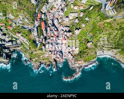 Riomaggiore Antenne Panoramablick. Riomaggiore ist eine kleine Stadt in der Nationalpark der Cinque Terre, La Spezia Provinz in der Region Ligurien, Norditalien Stockfoto