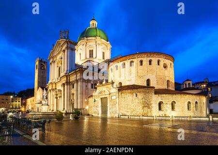 Neue Kathedrale oder Duomo Nuovo und der alten Kathedrale oder Duomo Vecchio auf der Piazza Paolo Square in Brescia, Stadt im Norden von Italien Stockfoto