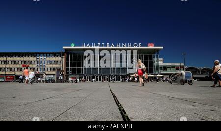 Der Haupteingang der Kölner Hauptbahnhof an einem sonnigen Sommertag Stockfoto