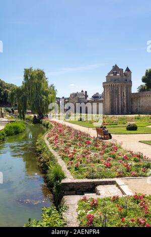 Vannes (Bretagne, Frankreich): Die rampart's Garten durchquert von der Küste Fluss La Marle. Im Hintergrund, die "Tour du Connetable", ein zu Stockfoto