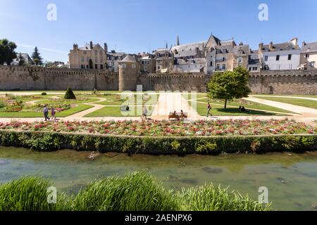 Vannes (Bretagne, Frankreich): Die rampart's Garten durchquert von der Küste Fluss La Marle. Im Hintergrund, die "Tour de la poudriere", ein Stockfoto