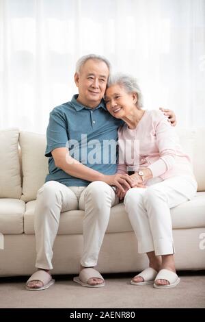 Gerne älteres Paar auf sofa Stockfoto