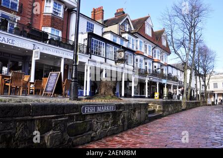 Die Dachpfannen Promenade von Geschäften in der Königlichen TunbridgeWells, Kent, Großbritannien. Fischmarkt anmelden. Diesem Kurort weitgehend in den späten 1600er Jahren gebaut wurde Ve Stockfoto