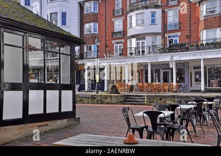 Die Dachpfannen Promenade von Geschäften in der Königlichen TunbridgeWells, Kent, Großbritannien. Fischmarkt auf der linken Seite. Dieser Kurort weitgehend in den späten 1600er Jahren gebaut wurde sehr Stockfoto