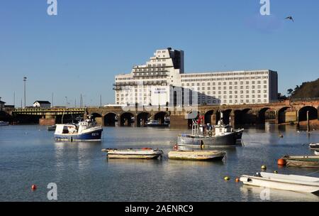 Folkestone Hafen mit Fischerbooten, Gezeiten in. Das Hotel sieht aus wie ein Ozeandampfer. Kent UK Stockfoto