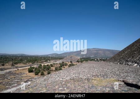 Mexiko City, Mexiko - 30. Januar 2019 - Touristen in Teotihuacan Pyramiden antike Ruinen einer der berühmtesten Land und besuchten archäologischen Stätten Stockfoto