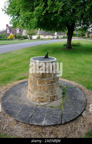 Sun Dial, Biddenham, Bedfordshire, präsentiert das Dorf von Richard Wingfield das Millennium zu gedenken. Durch Freude Bean BEM vorgestellt Stockfoto