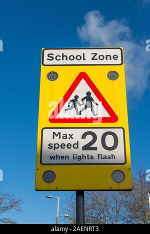 Rotes Dreieck Schild Warnung der Kinder Stockfoto