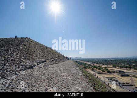 Mexiko City, Mexiko - 30. Januar 2019 - Touristen in Teotihuacan Pyramiden antike Ruinen einer der berühmtesten Land und besuchten archäologischen Stätten Stockfoto