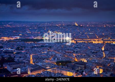 Paris Luftaufnahme in der Dämmerung mit dem Jardins des Tuileries, der Louvre und Montmartre, Sacré-Coeur. Die Dächer von Paris, den 1., 7., 18. Arrondissements Stockfoto