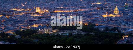 Paris Antenne Panoramaaussicht in der Dämmerung mit der Luxembourg Gärten, Rathaus, beleuchtete die Kathedrale Notre-Dame de Paris und dem Pantheon. Die Dächer von Paris Stockfoto