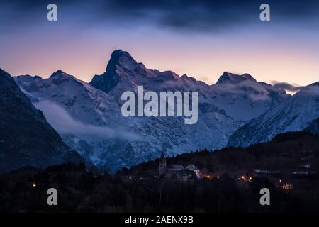 Sonnenaufgang auf dem Olan Höhepunkt im Tal Valgaudemar mit der Ortschaft Chauffayer. Nationalpark Ecrins, Champsaur, Hautes-Alpes (05), Alpen, Frankreich Stockfoto