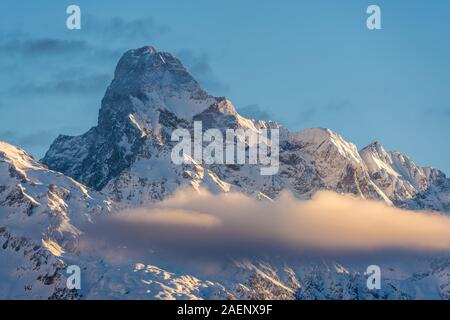 Die Olan Peak im Winter bei Sonnenaufgang im Nationalpark Ecrins. Tal Valgaudemar, Champsaur, Hautes-Alpes (05), Alpen, Frankreich Stockfoto