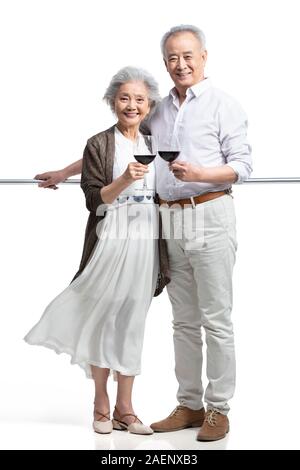 Gerne älteres Paar Wein trinken Stockfoto