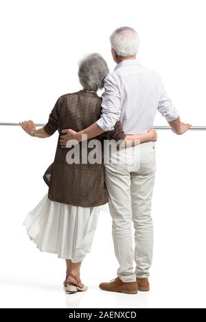 Gerne älteres Paar Seite an Seite Stockfoto