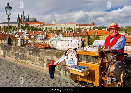 Old Street Performer bietet man Musik von einer großen Hand durchgedreht Music Box, Karlsbrücke, Prag, Tschechische Republik Stockfoto