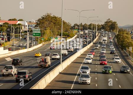 Die Autobahn M1 ist mit voller Kapazität als Kraftfahrer mit Verzögerungen von Staus an Queenslands verkehrsreichsten Straße. Stockfoto