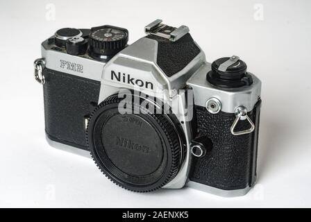 Nikon FM 2 Kameragehäuse, vor einem weißen Hintergrund Stockfoto