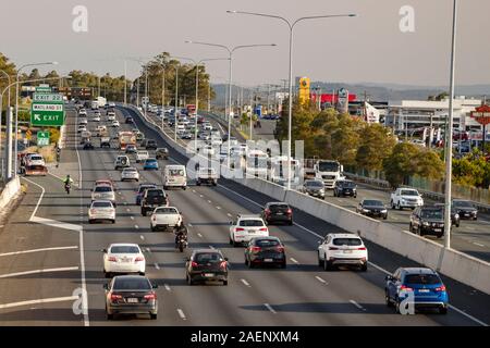 Die Autobahn M1 ist mit voller Kapazität als Kraftfahrer mit Verzögerungen von Staus an Queenslands verkehrsreichsten Straße. Stockfoto