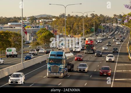 Die Autobahn M1 ist mit voller Kapazität als Kraftfahrer mit Verzögerungen von Staus an Queenslands verkehrsreichsten Straße. Stockfoto